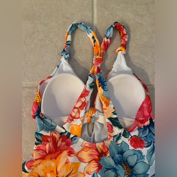 NWOT Floral Knot One Piece Swimsuit - Size Medium - Picture 9 of 12